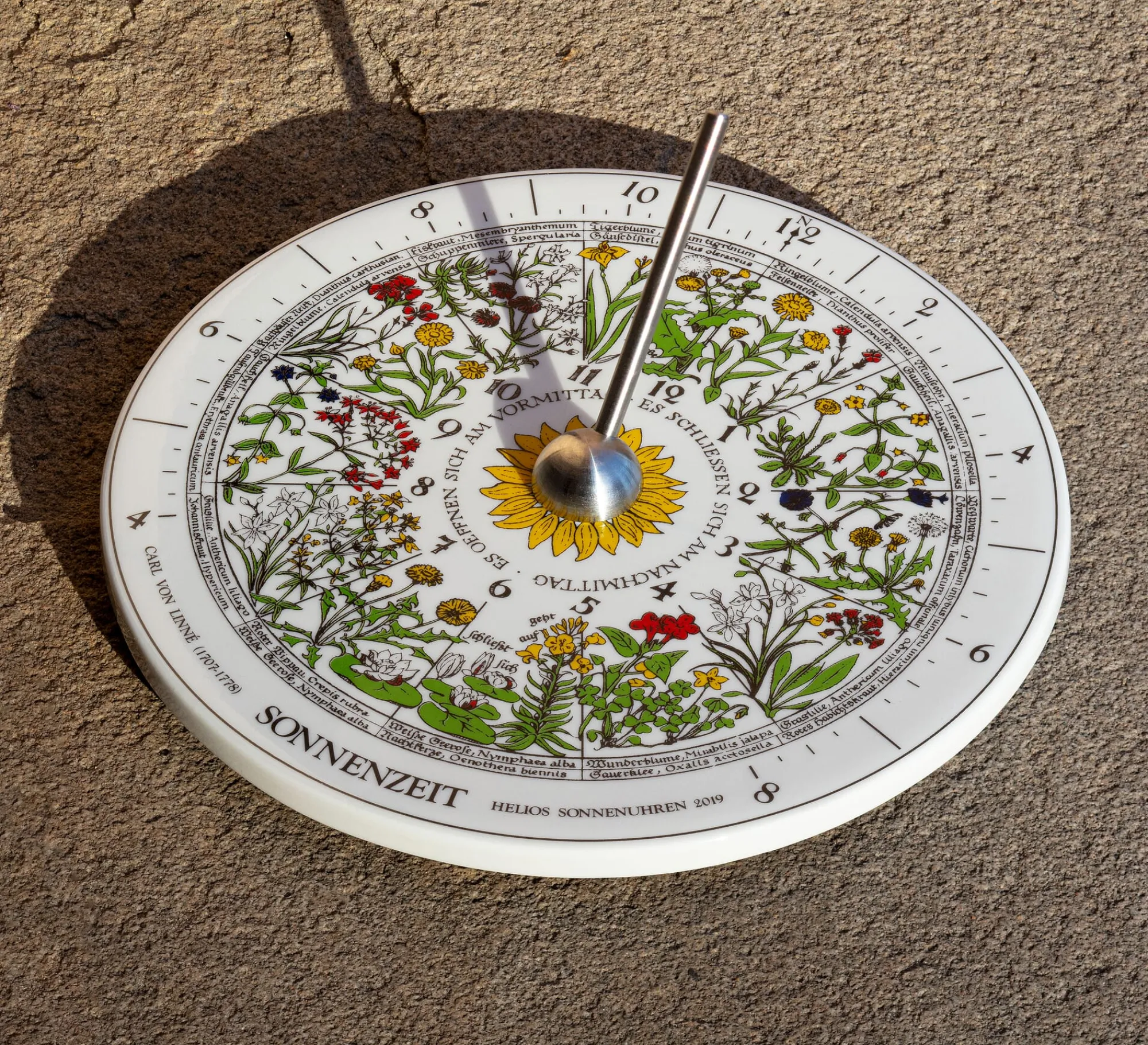 Outdoorausrüstung * Helios Sonnenuhr mit Blumenuhr Porzellan